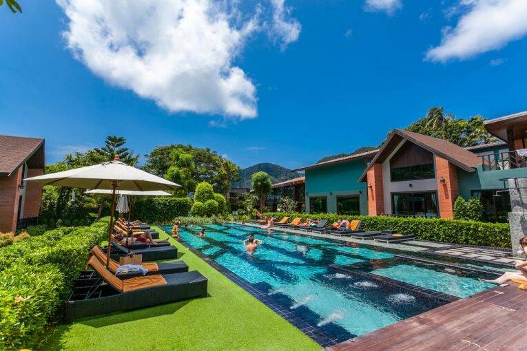 Hotéis com piscina em Phi Phi: onde ficar na ilha mais paradisíaca da Tailândia