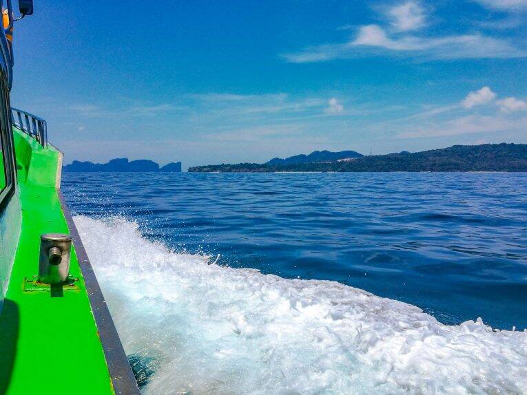 Ferry a caminho de Phi Phi - tudo sobre phi phi