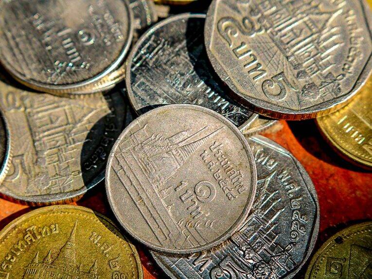 A linda moeda de 1 baht com os templos da Tailândia. - câmbio na tailândia