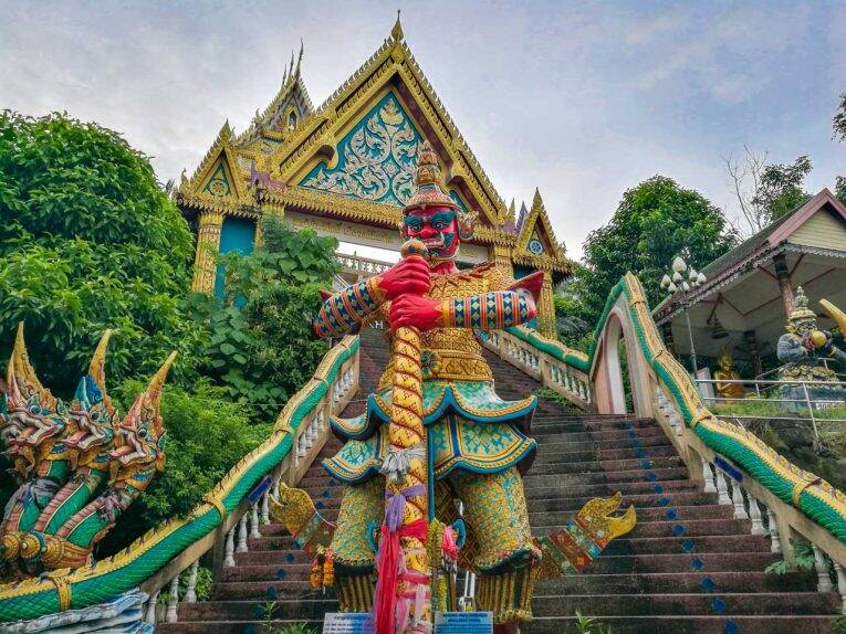 Os templos de Phuket são incríveis.