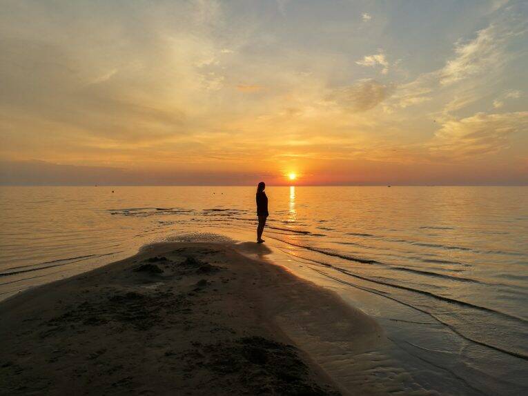 Um pôr do sol lindo em uma das praias vizinhas de Riga, Letônia. - cidades da Europa baratas para mochileiros
