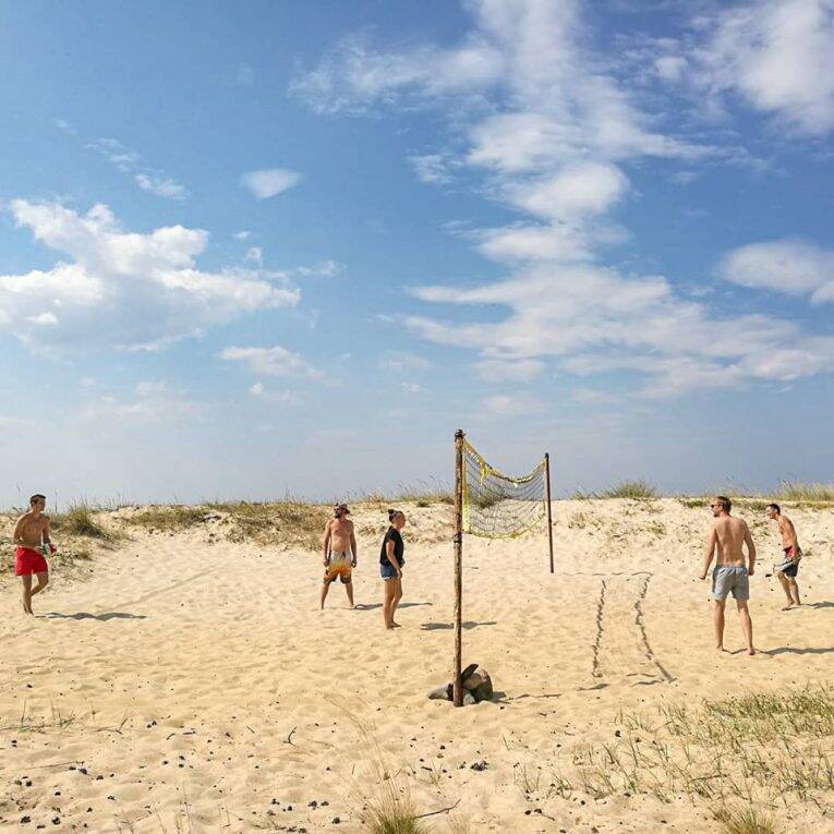 Jogando vôlei nas praias da Estônia. - de carona na estônia europa