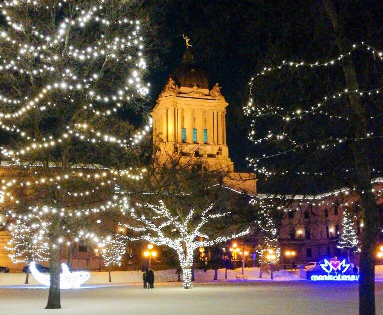 Luzes do Legislativo em uma noite de inverno bem frio de Winnipeg.