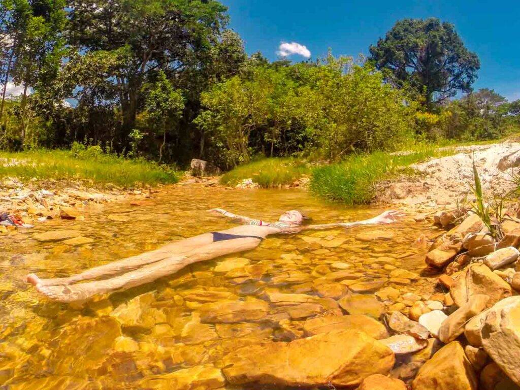 Victória curtindo os pequenos riachos de São Thomé das Letras, em Minas Gerais
