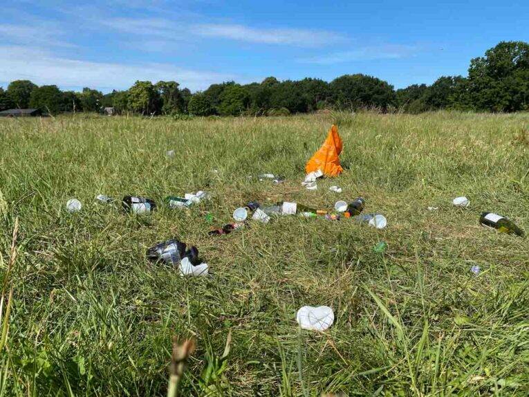 Lixo deixado por trilheiros que estavam "curtindo" a natureza.