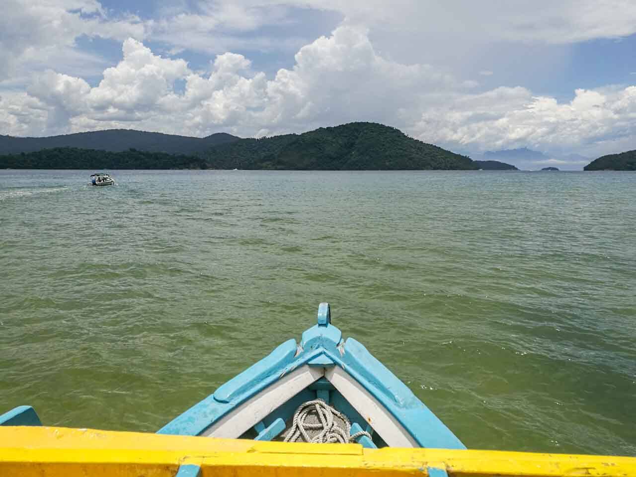 Passeio de barco no Saco do Mamanguá, Paraty. 