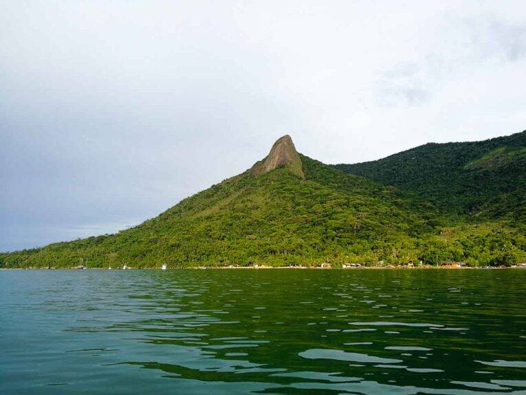 O Saco do Mamanguá é um refúgio de mar entre montanhas.