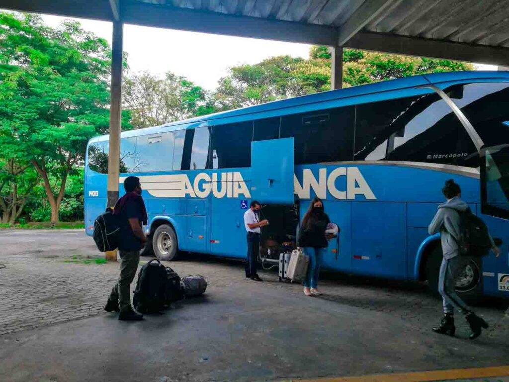 Retirando as malas na chegada a Rodoviária de Teresópolis. - ônibus de SP para Teresópolis - Águia Branca RJ