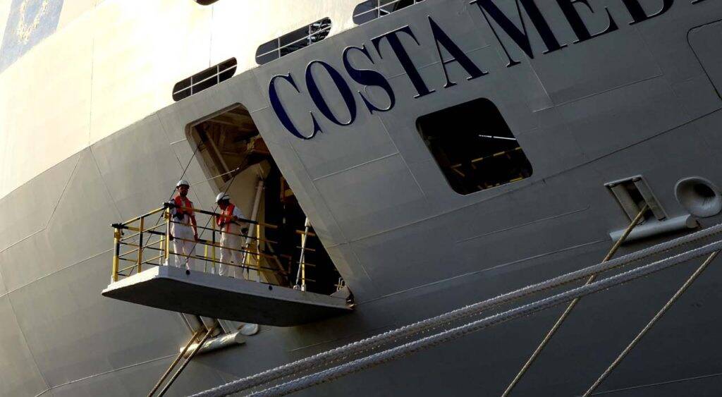 Tripulantes do Costa Mediterranea atracado em algum porto mundo afora... a motivação