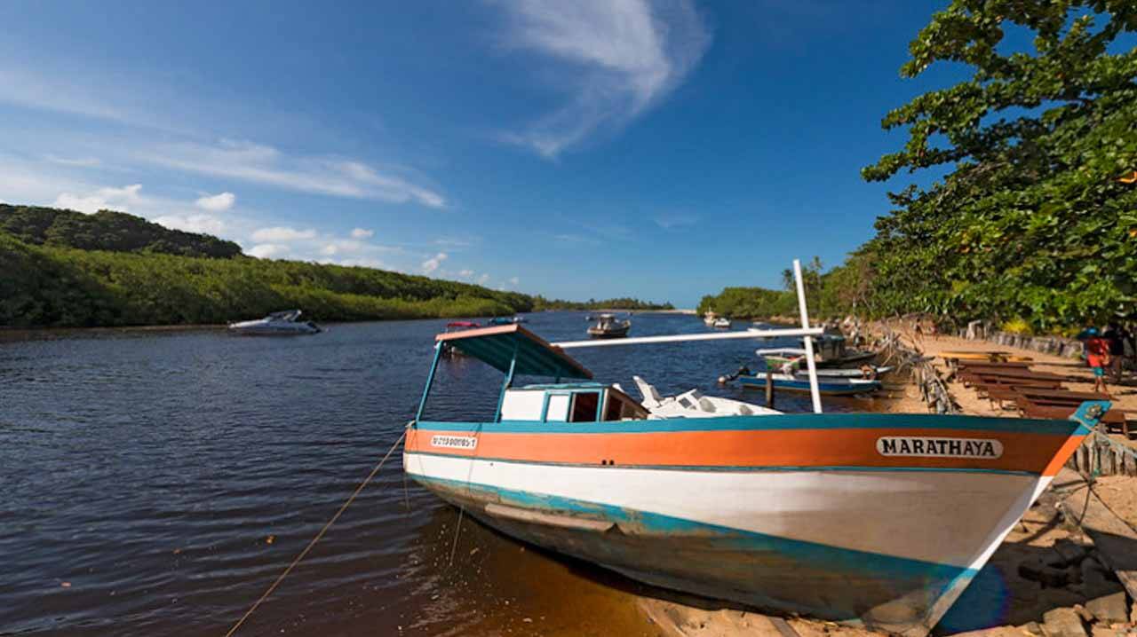 Canoas estilosas em Caraíva na Bahia.