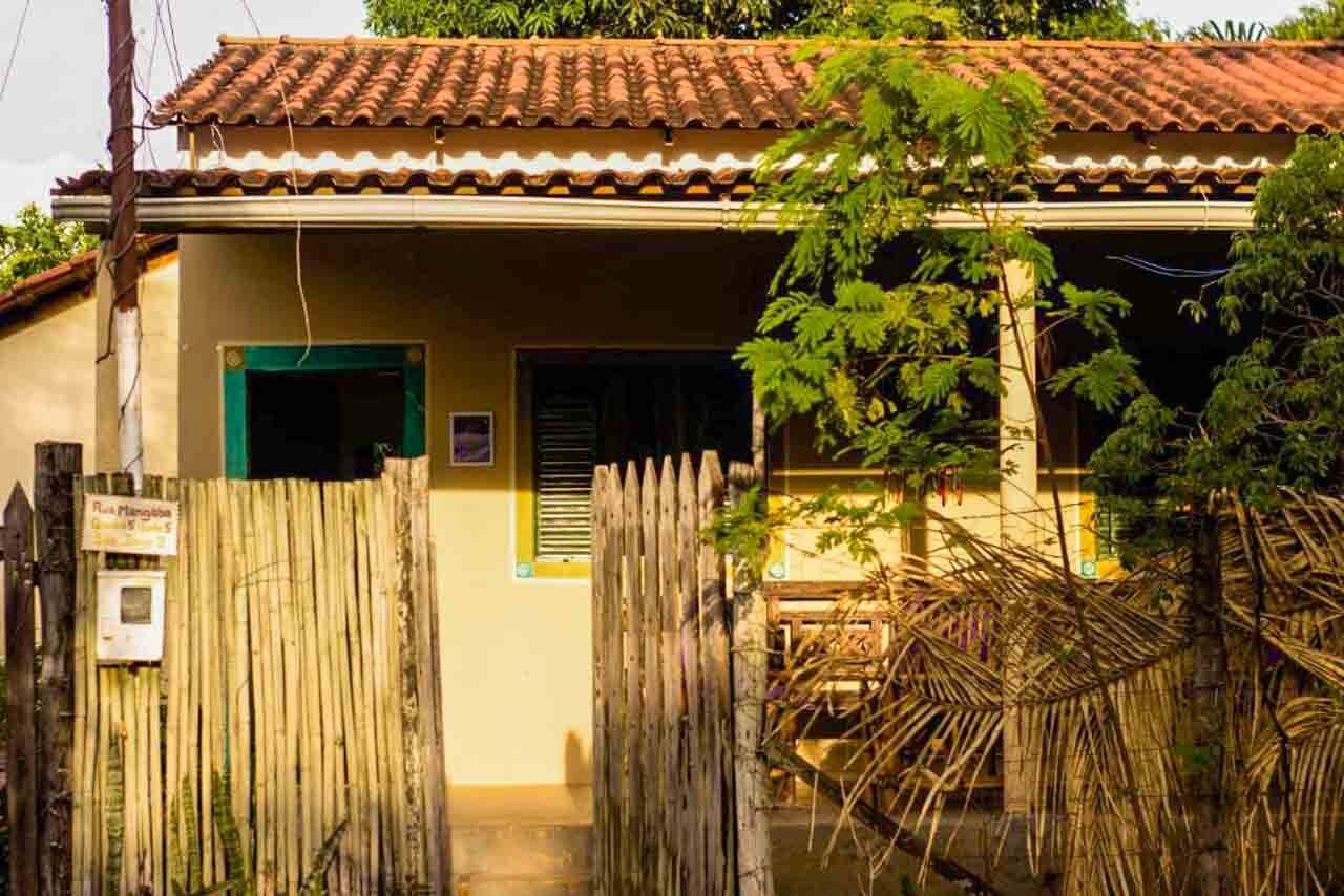 Entrada rústica do Guianna Hostel em Cavalcante. 