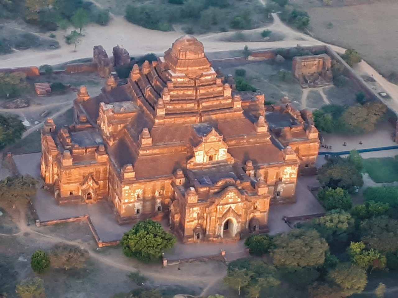 Imagina olhar a quantidade imensa de templos lá de cima no voo de balão em Bagan?