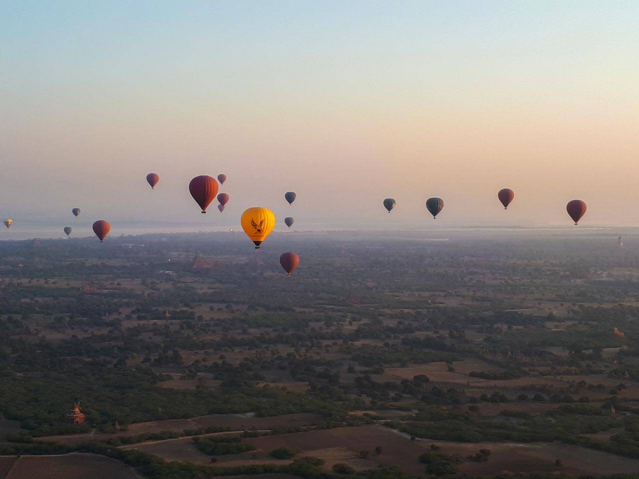 O amanhecer no voo de balão em Bagan.