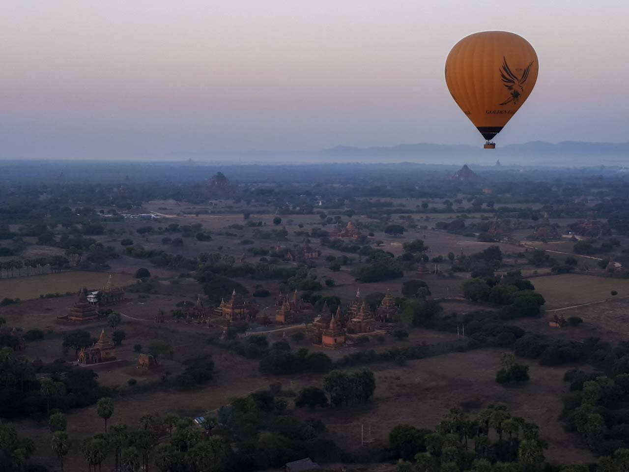 A vista dos balões em Bagan no Myanmar com o céu amanhecendo e os templos.