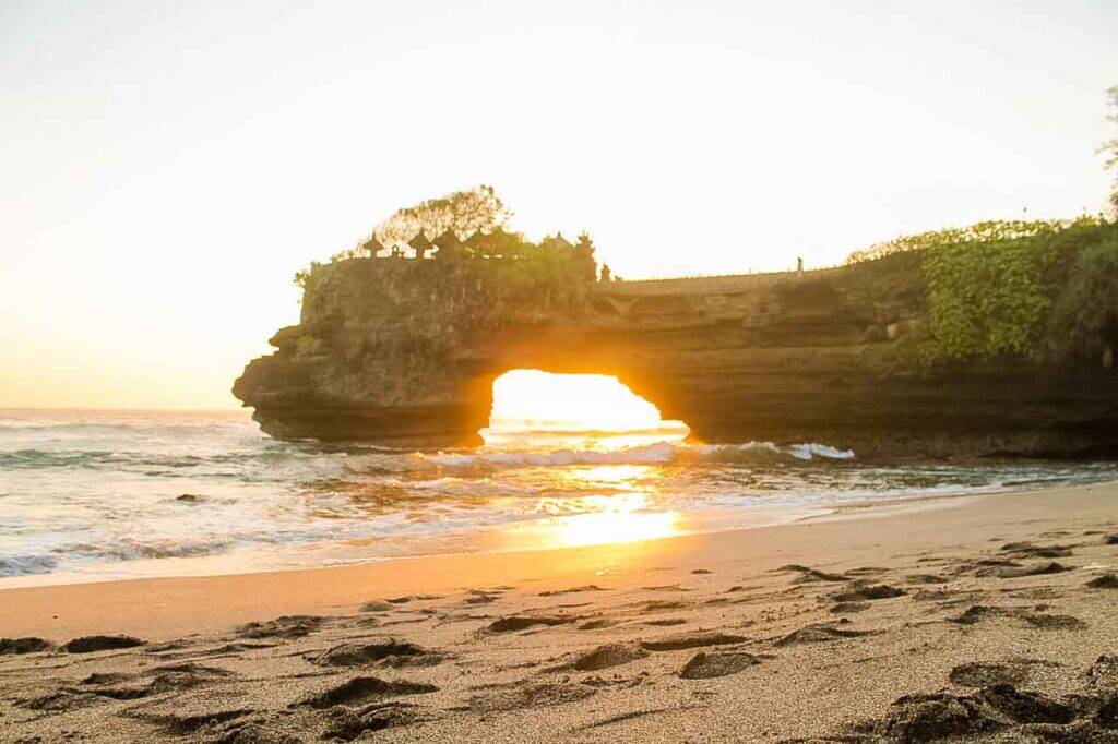 Pôr do sol em Tanah Lot, um dos lugares mais recomendados para passar o fim de tarde em Bali, Indonésia