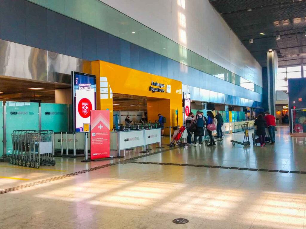área de embarque do Aeroporto de Guarulhos em São Paulo - Cumbica (GRU Airport), o maior aeroporto do Brasil e da América do Sul