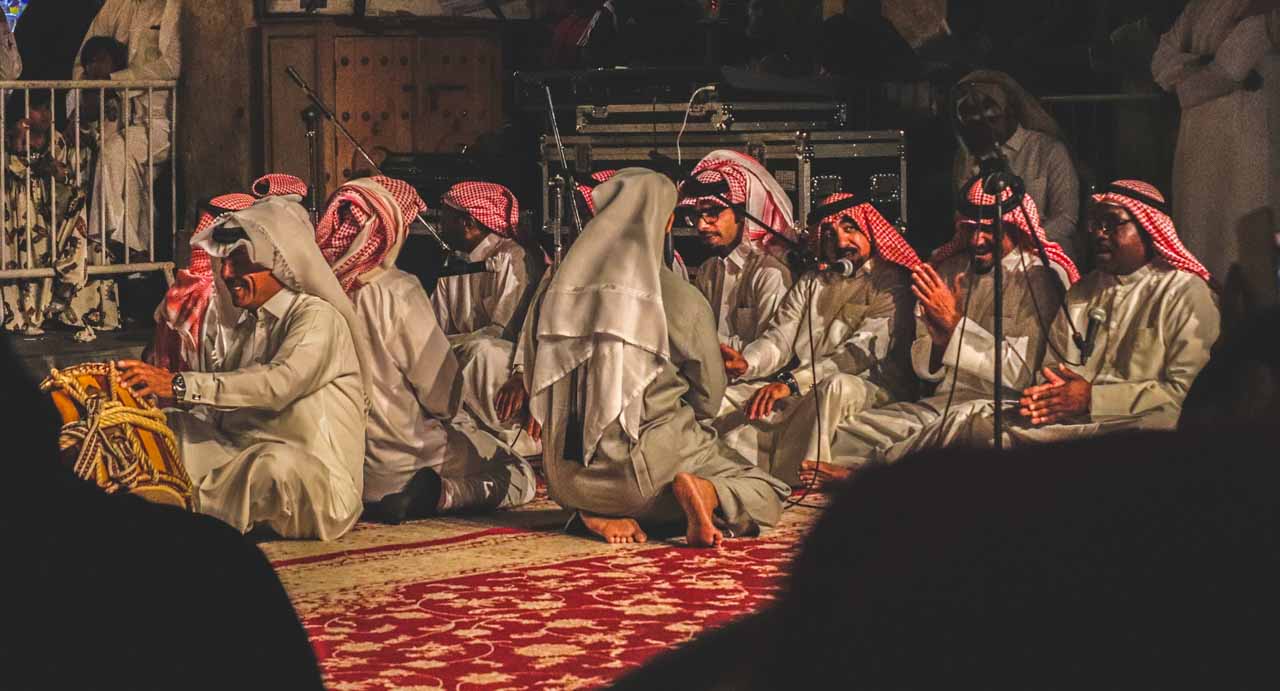 Vestes de homens árabes no Catar